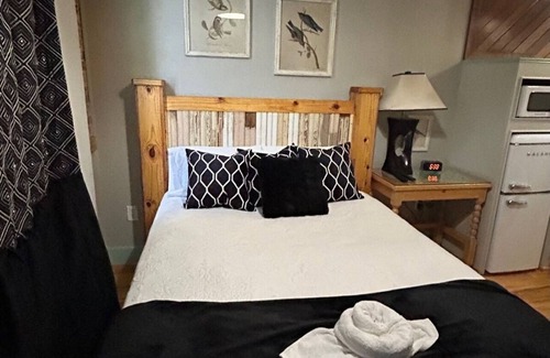 Carthage Hotel | Room 3 (sleeps 2) at Chipley's Squareview Inn