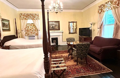 Shelbyville Bed & Breakfast | Room 5 Belmont Inn 2 Queen beds private bathroom across the hall Shelbyville, TN