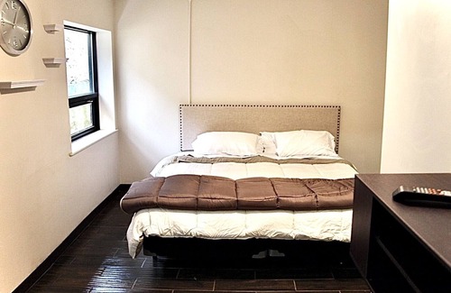 Fourmile House | Room 6 within the Pine Mountain Inn