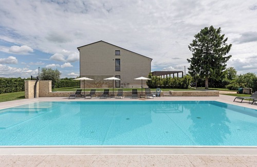 Sona Apartment | Room 'Agr Casa Pezzo Camera Tripla 2' with Shared Pool, Wi-Fi and Air Conditioning