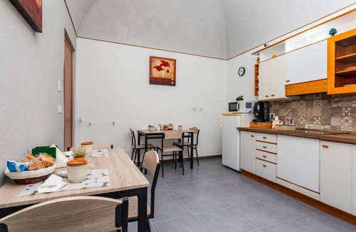 Bronte Apartment | Room 'Annunziata - Pistacchio Bronte' with Balcony, Wi-Fi and Air Conditioning