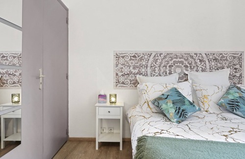 Chateaudouble House | Room 'Bambou' with Shared Terrace and Wi-Fi