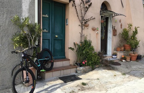 Gorra House | Room & Bike shuttle tour