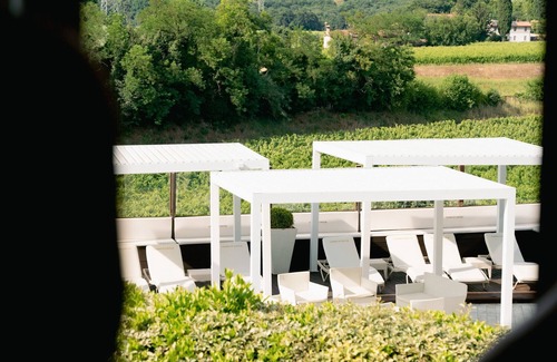 Sommacampagna Apartment | Room 'Casino Di Caccia 3' with Shared Pool, Wi-Fi and Air Conditioning