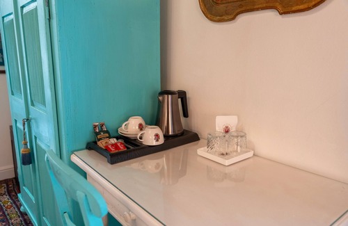 Sommacampagna Apartment | Room 'Casino Di Caccia 4' with Shared Pool, Wi-Fi and Air Conditioning