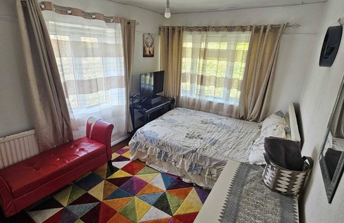 Haringey House | Room-charming London Guest Room With Gar