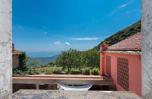 Castiglione Chiavarese Apartment | Room 'Doppia 1' with Sea View and Shared Garden