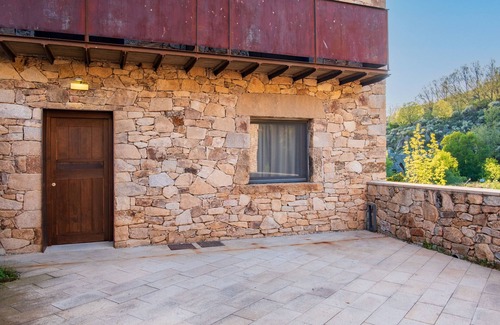 San Juan de Gredos Apartment | Room 'Esmeralda Chimenea' with Mountain View, Shared Terrace and Wi-Fi