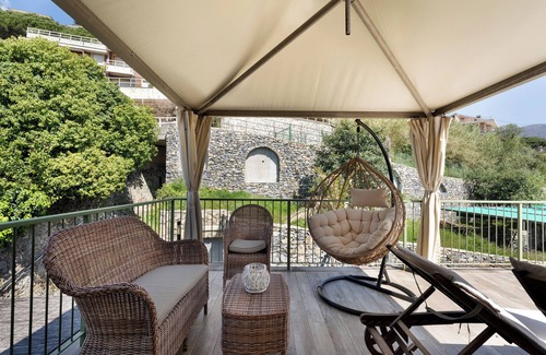 Moneglia Apartment | Room 'Faro' with Private Terrace, Wi-Fi and Air Conditioning