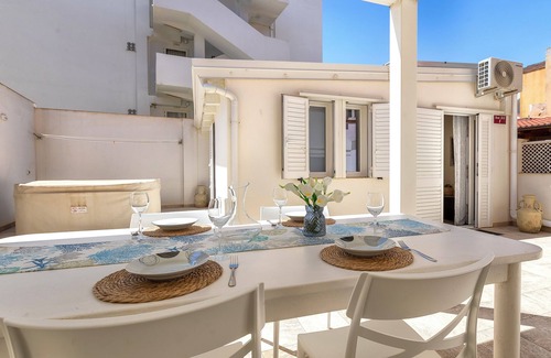 Lido Apartment | Room 'Favola' with Shared Terrace, Wi-Fi and Air Conditioning
