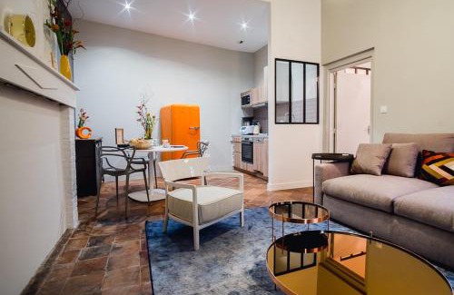 Montauban Apartment | room five - parking, balnéothérapie, place nationale, un havre de paix
