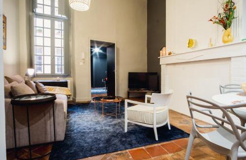 Montauban Apartment | room five - parking, balnéothérapie, place nationale, un havre de paix