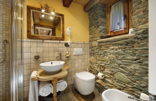 Brusson Bed & Breakfast | Room 'Flocon' with Shared Garden, Balcony and Wi-Fi