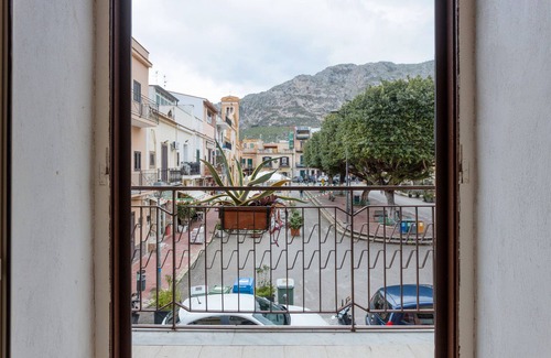 Isola delle Femmine Apartment | Room 'Gio Di Maggio' with Balcony, Wi-Fi and Air Conditioning