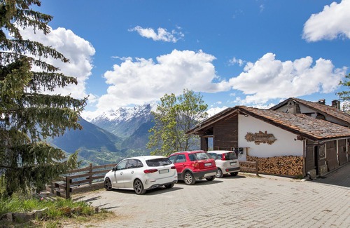 Saint-Pierre Apartment | Room 'Grolla' with Shared Terrace, Shared Garden and Wi-Fi
