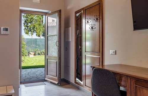 Borgo San Lorenzo Apartment | Room 'Il Borghetto Tulipano' with Shared Garden, Wi-Fi and Air Conditioning