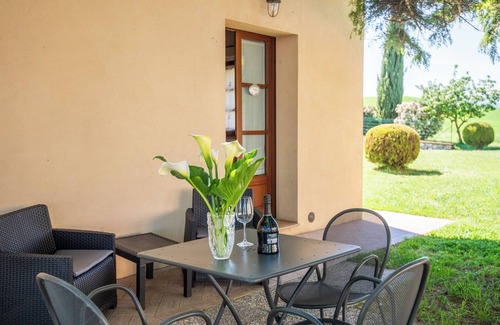 Gallina Apartment | Room 'La Falce' with Shared Pool, Wi-Fi and Air Conditioning