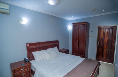 Lubumbashi House | Room-large Room With Free Breakfast