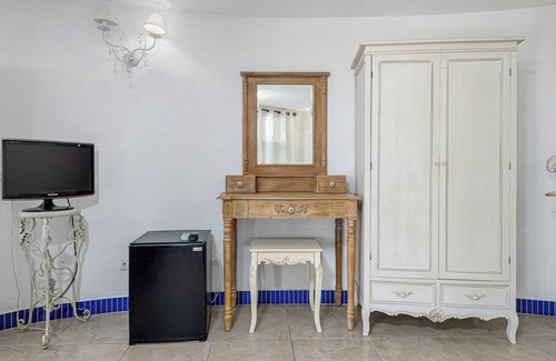 Golfo di Marinella Apartment | Room 'M1 Bouganville Vista Mare' with Sea View, Shared Pool and Private Terrace