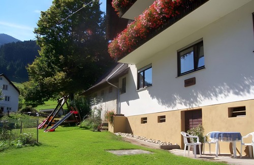 Simonswald Apartment | Room 'Nr 3' with Shared Terrace, Shared Garden and Wi-Fi