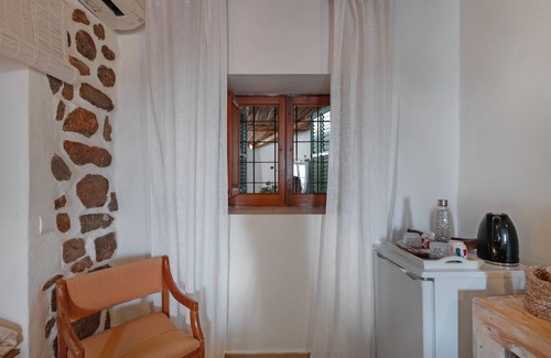 Sant Carles de Peralta Apartment | Room 'Olivo' with Mountain View, Wi-Fi and Air Conditioning