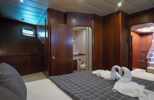 Paradise Boat Rental | Room on luxury sailyacht
