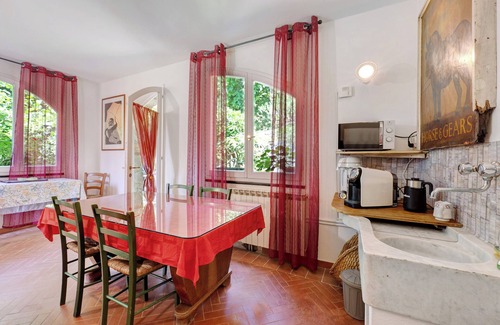 Levanto Apartment | Room 'Ortensia' with Mountain View, Shared Pool and Wi-Fi