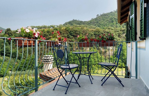 Albisola Superiore Apartment | Room 'Pria' with Mountain View, Wi-Fi and Air Conditioning