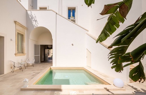 Sternatia Apartment | Room 'Relais Luxury Xenia - Suite' with Shared Pool, Wi-Fi and Air Conditioning