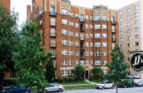 Country Club Plaza Area Apartment | Room & Roam | Country Club Plaza | Historic Studio