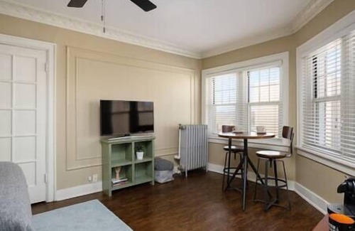 Country Club Plaza Area Apartment | Room & Roam | Country Club Plaza | Historic Studio
