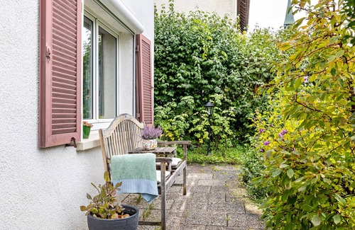 Ebingen Apartment | Room 'Schönes Zimmer Mit Eigenem Bad' with terrace and Wi-Fi