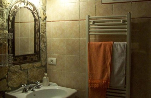 Rocchetta di Vara Villa | Room 'Stanza Del Folletto' with Shared Garden and Wi-Fi