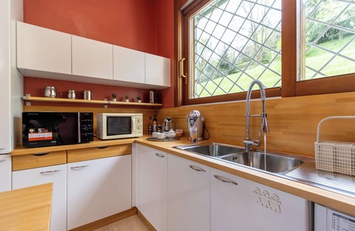 Montevecchia Apartment | Room 'Stanza Miele' with Mountain View, Shared Terrace and Wi-Fi