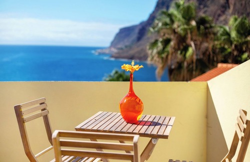 Jardim do Mar Apartment | Room 'Suite Bela Vigia 1' with Shared Pool, Shared Garden and Wi-Fi