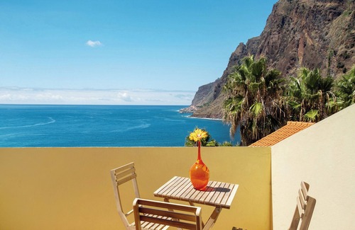 Jardim do Mar Apartment | Room 'Suite Bela Vigia 1' with Shared Pool, Shared Garden and Wi-Fi