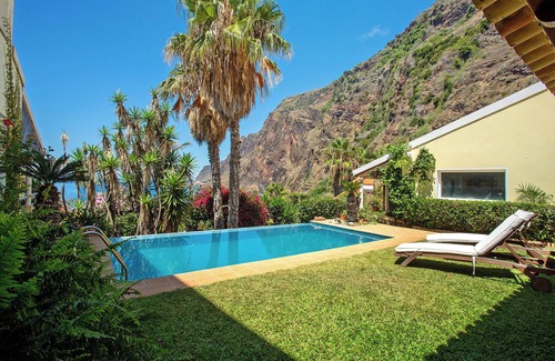 Jardim do Mar Apartment | Room 'Suite Bela Vigia 3' with Shared Pool, Shared Garden and Wi-Fi