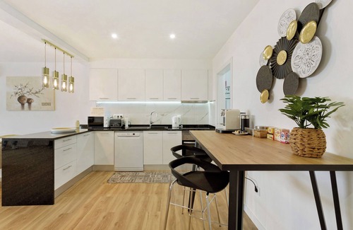 Gaula Apartment | Room 'Suite' with Mountain View, Wi-Fi and Air Conditioning