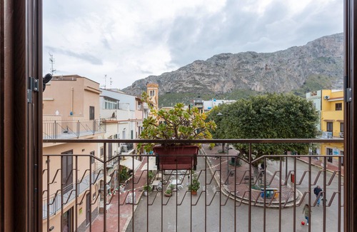 Isola delle Femmine Apartment | Room 'Umberto I' with Balcony, Wi-Fi and Air Conditioning