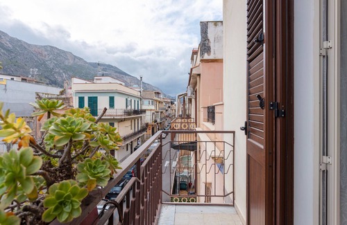 Isola delle Femmine Apartment | Room 'Umberto I' with Balcony, Wi-Fi and Air Conditioning