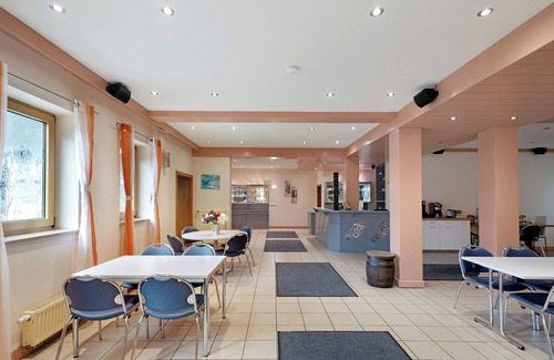 Markt Erlbach Apartment | Room 'Zimmer 18' with Private Terrace, Shared Garden and Wi-Fi
