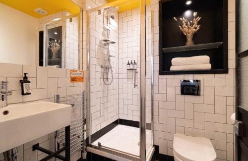 Hammersmith Broadway Apartment | room2 London Hammersmith Townhouse