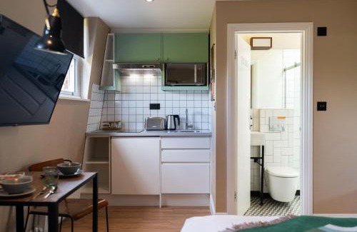 Hammersmith Broadway Apartment | room2 London Hammersmith Townhouse