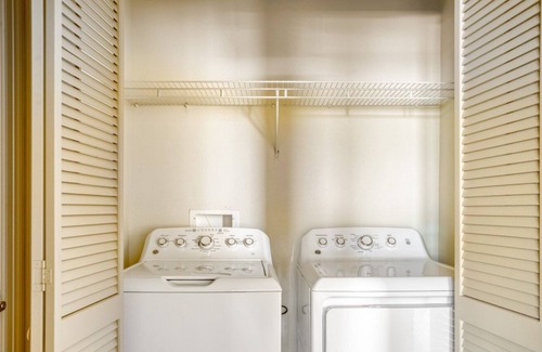 Glendale Apartment | Roomy Cherry Creek 2BR w/ Gym & Pool near Creekside Park, by Blueground