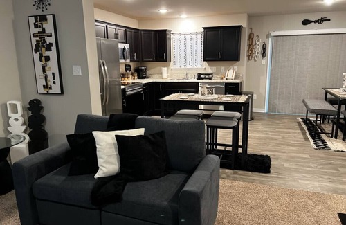 Sandston House | Roomy Getaway: Elevate Your Stay, 6 Mins to RIC!
