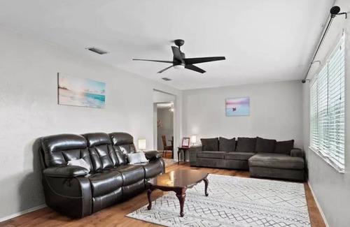 Disston Heights House | Roomy home in the trees