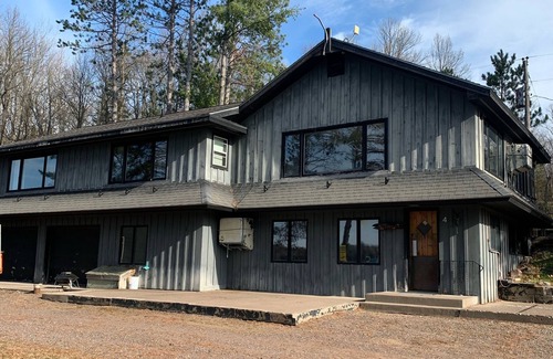 Mercer Cabin | Roomy lakefront cabin near the trails