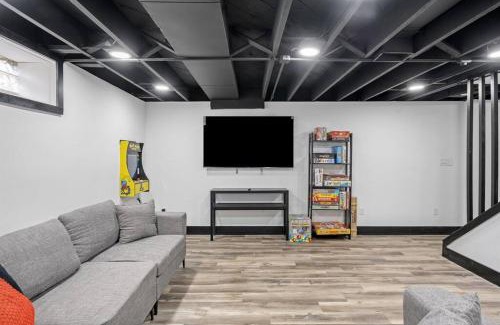 Chesterton House | Roomy Retreat-Family & Friends 2 King Bed Game Room