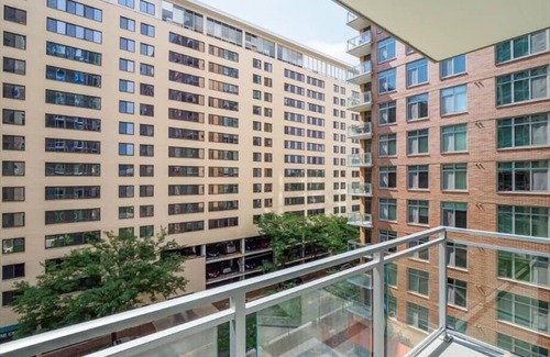 Woodmont Triangle Apartment | Roomy Woodmont Triangle 2BR nr Bethesda Station & Market