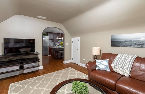 Roscoe Village Apartment | Roscoe Village Inn -Guesthouse - Walk to Chicago's Wrigley Field